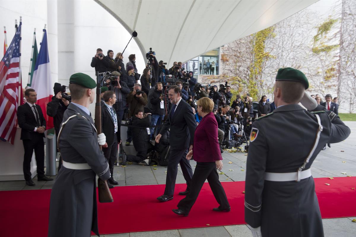 18/11/2016. Rajoy viaja a Berlín. El presidente del Gobierno, Mariano Rajoy, saluda a la canciller alemana, Angela Merkel, a su llegada a la...